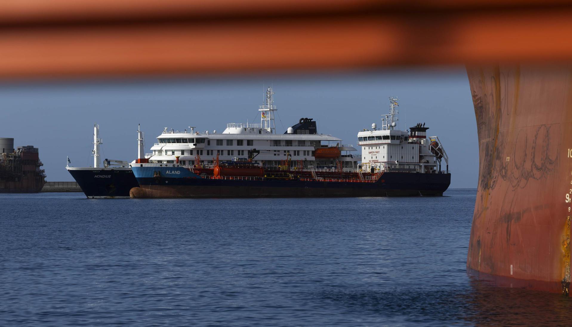 Un barco de abastecimiento proporciona combustible al crucero MV Hondius en España. 