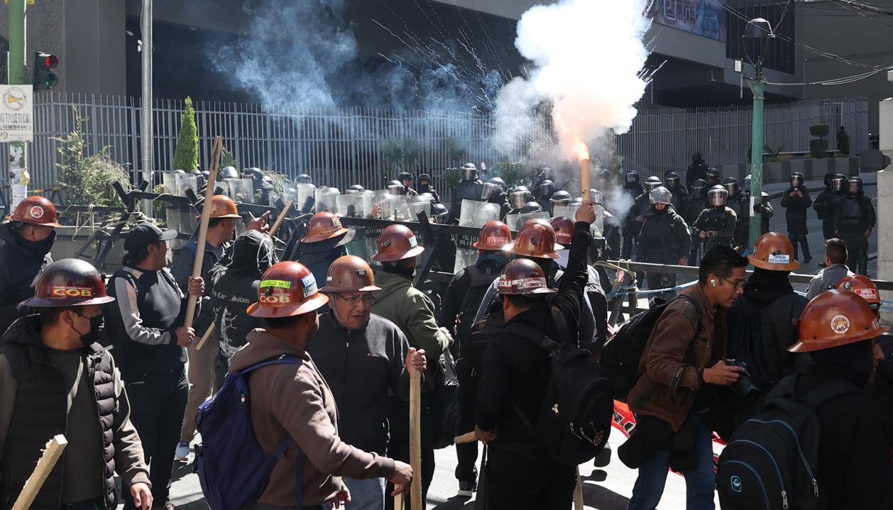 Manifestantes se enfrentan con la policía en una jornada de protestas en La Paz.