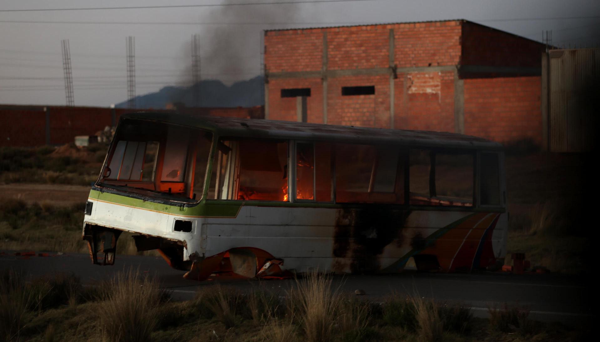 Bus incinerado durante bloqueos en La Paz.