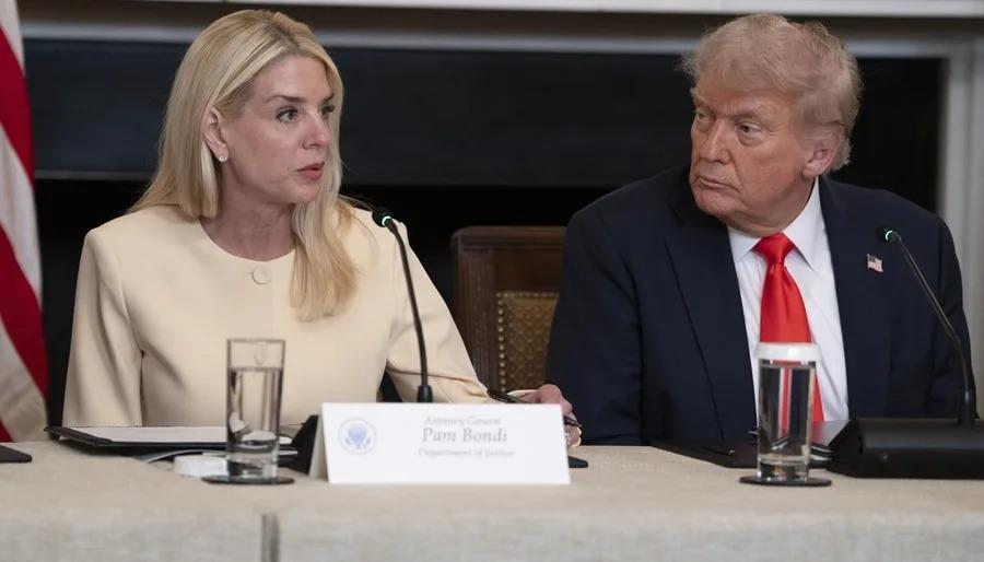 La exfiscal general de Estados Unidos, Pam Bondi, y el presidente Donald Trump.