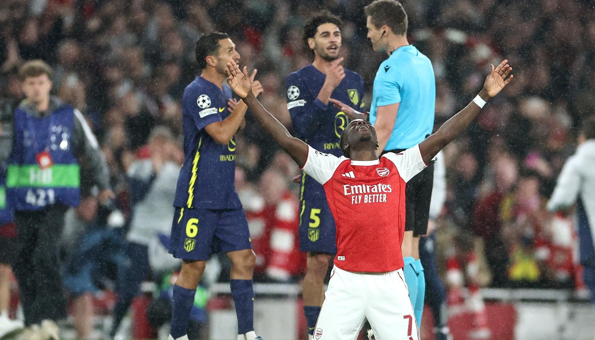 Bukayo Saka celebrando la clasificación de Arsenal.