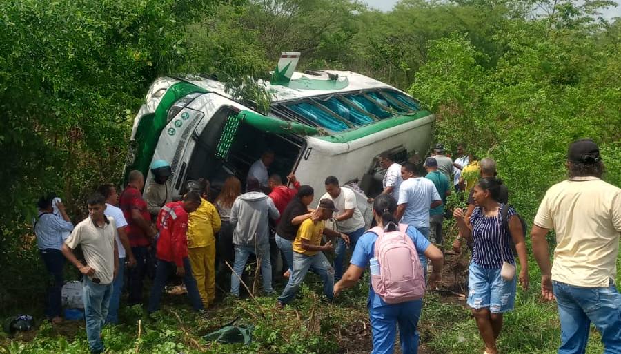 El bus volcado a un lado de la Cordialidad. 