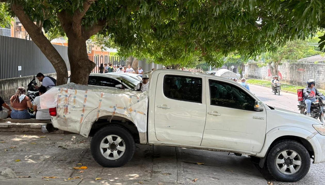 Una camioneta llegó este martes a Medicina Legal llevando un cuerpo sin la respectiva cadena de frío. 
