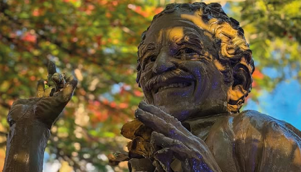 Develan estatua de Gabriel García Márquez en Caracas, Venezuela.