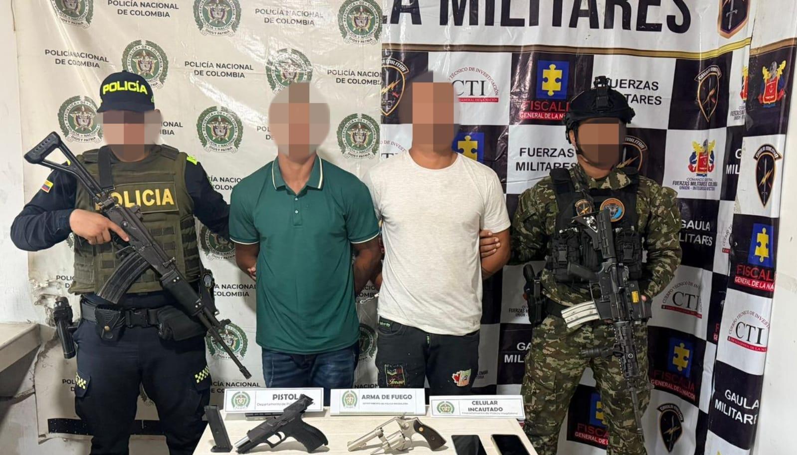 Los dos capturados en el operativo. 