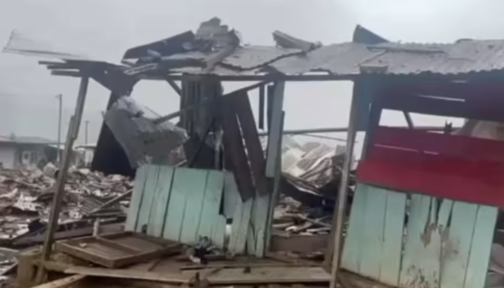La caseta destruida tras la fuerte explosión. 