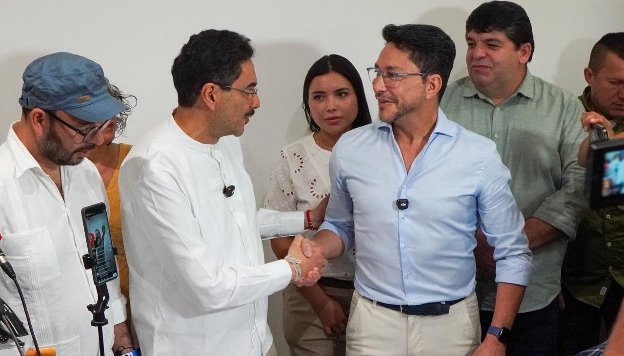 Iván Cepeda en la rueda de prensa con Carlos Caicedo en el norte de Barranquilla.