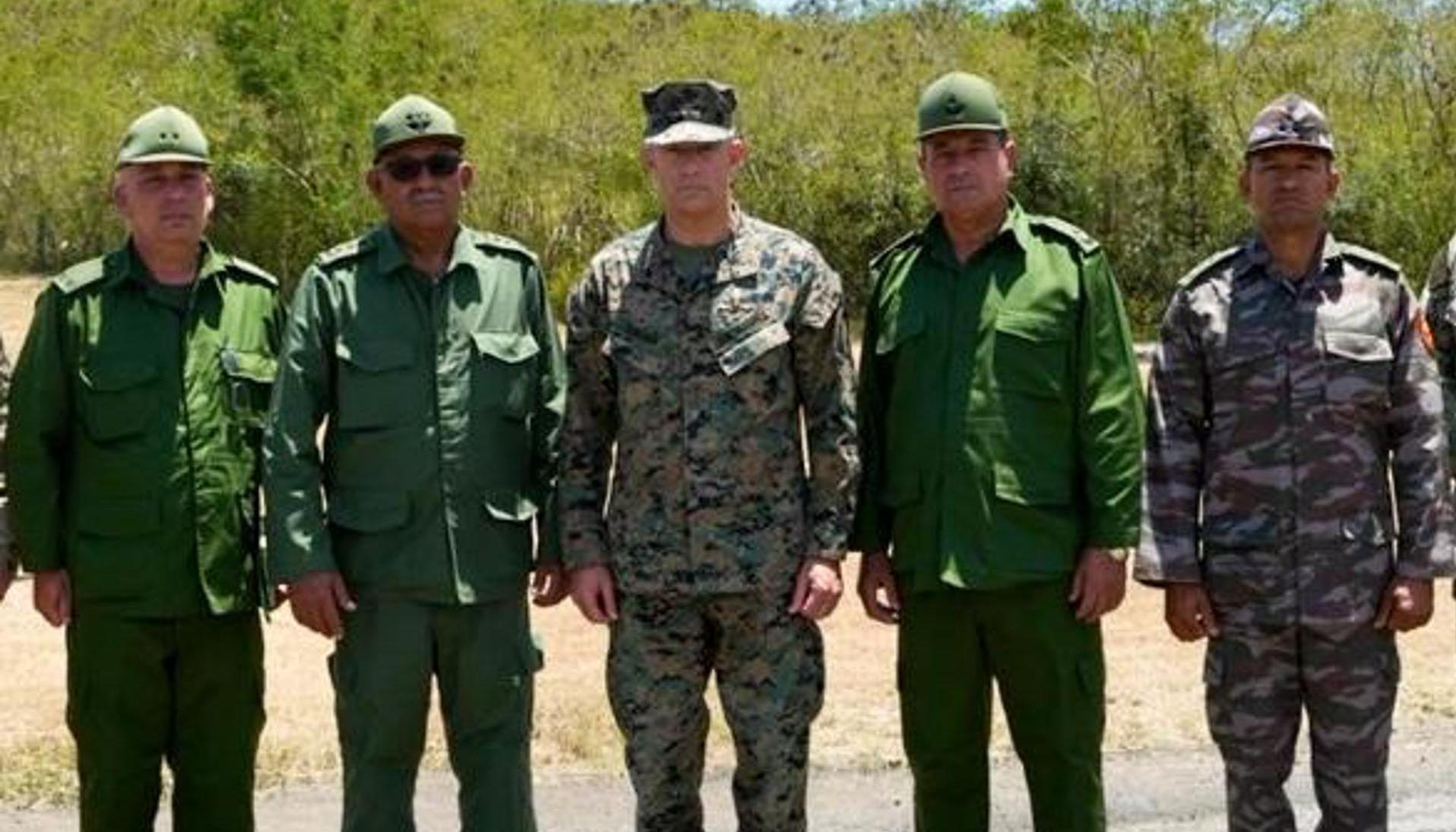 Comandante, general Francis L. Donovan (c), posando con el jefe del Estado Mayor General de Cuba, general Roberto Legrá. 
