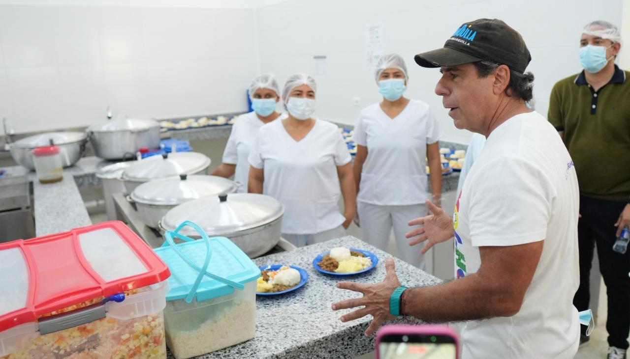El alcalde Char en el nuevo comedor del colegio. 
