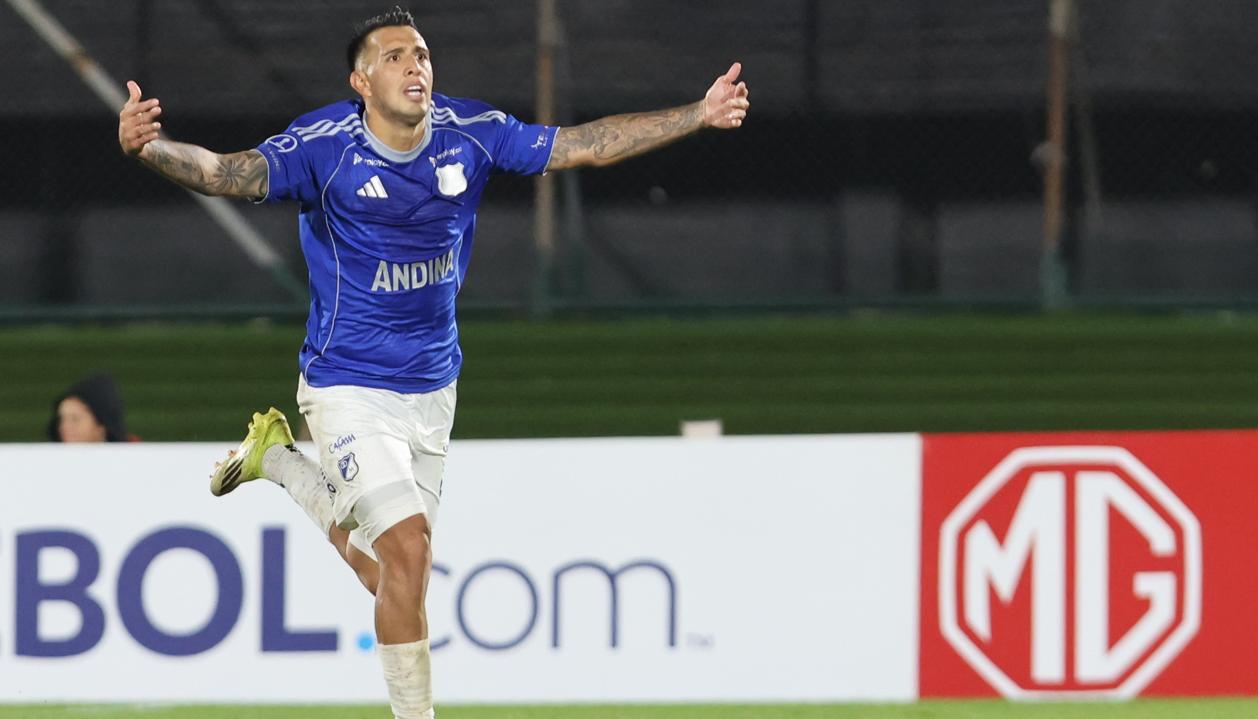 Rodrigo Contreras celebrando uno de los goles de la noche.