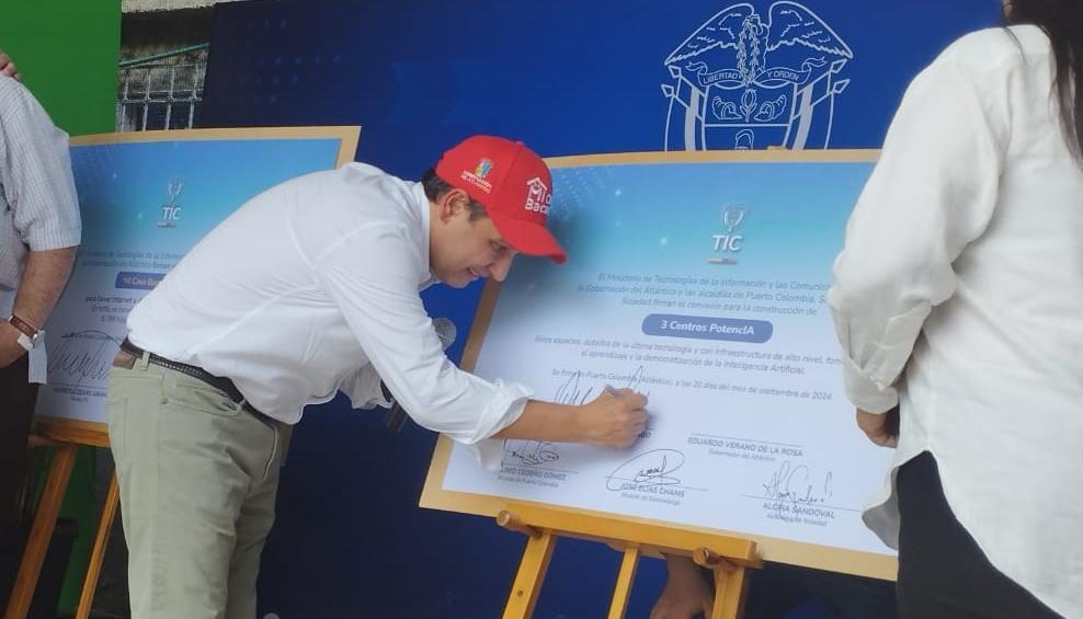 Convenio para los Centro PotencIA en Atlántico firmado por Mauricio Lizcano, quien era ministro de las TIC.