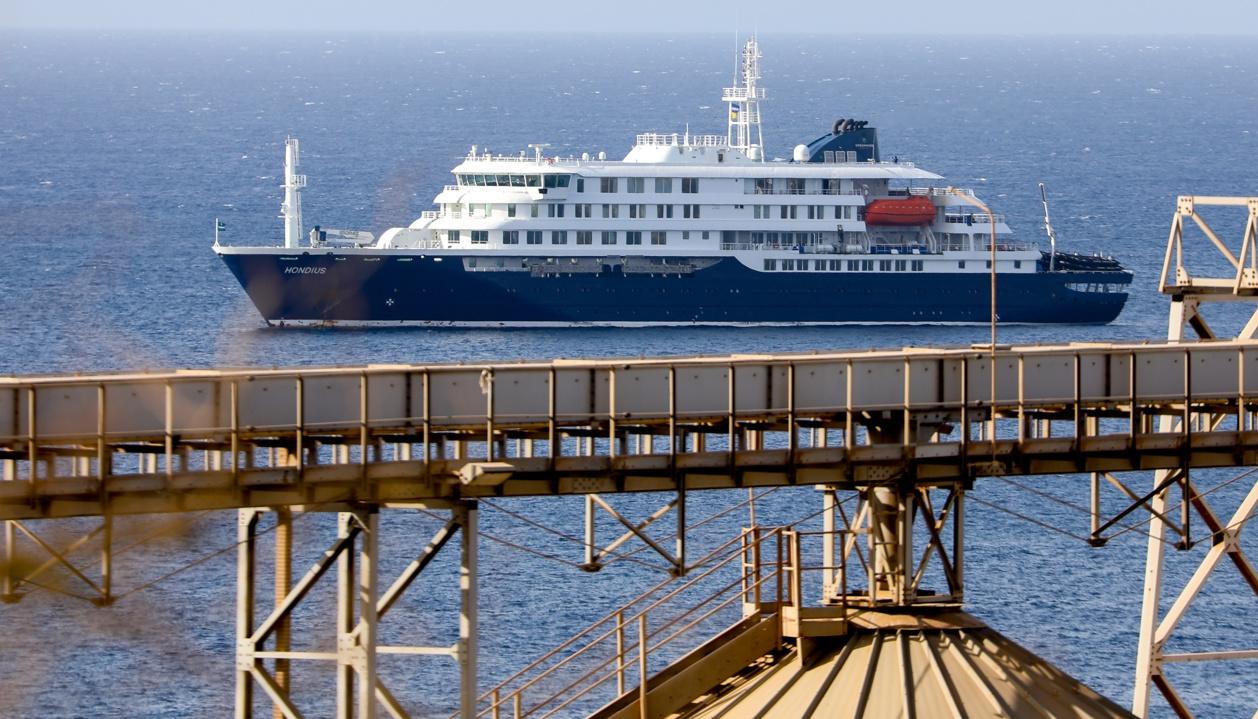 El crucero holandés MV Hondius, donde se detectó el hantavirus.