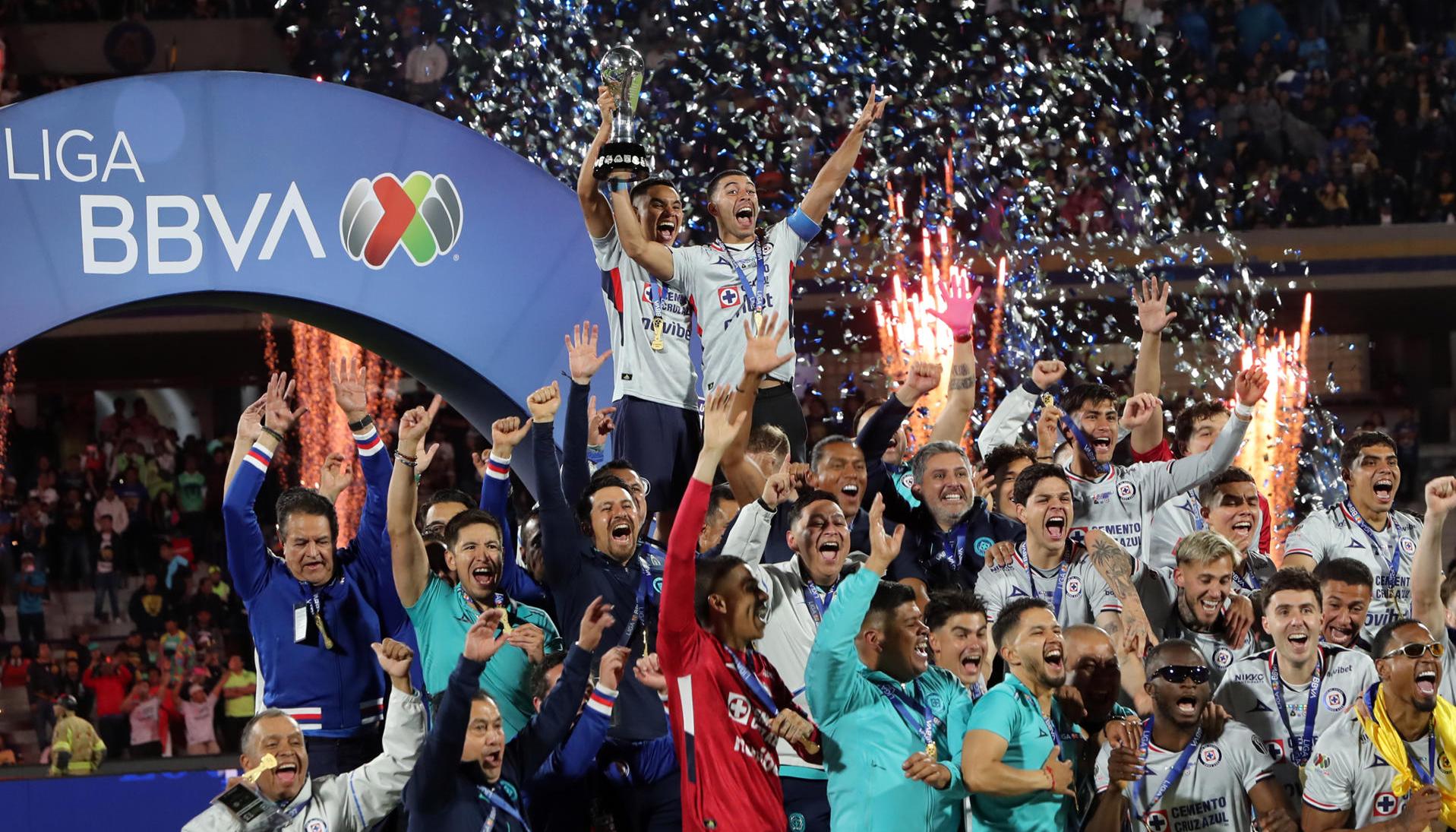 Jugadores de Cruz Azul celebrando el título.
