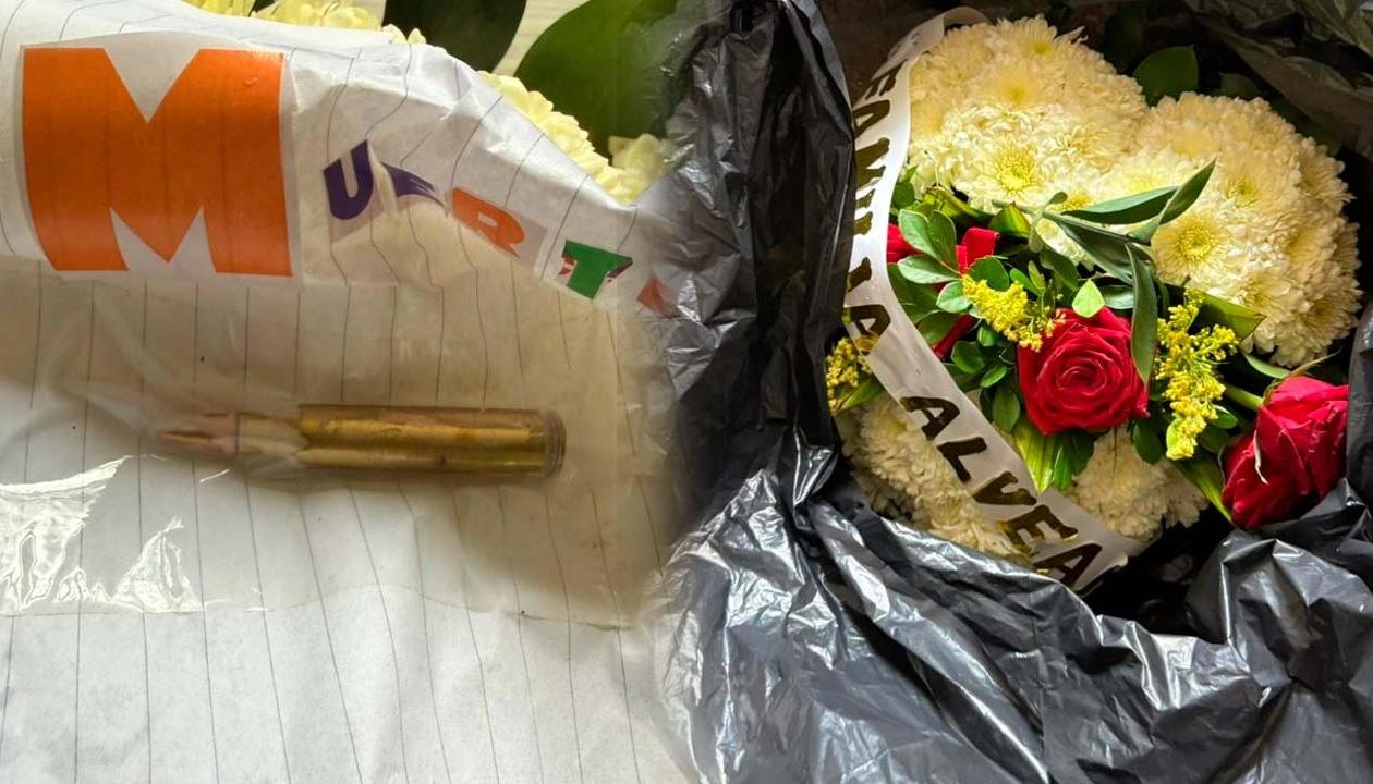 La bala y la corona que le enviaron.