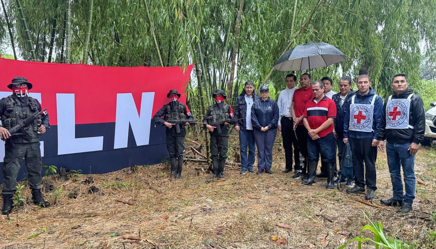 Momento en que la guerrilla entrega el coordinador de campaña a la Cruz Roja. 