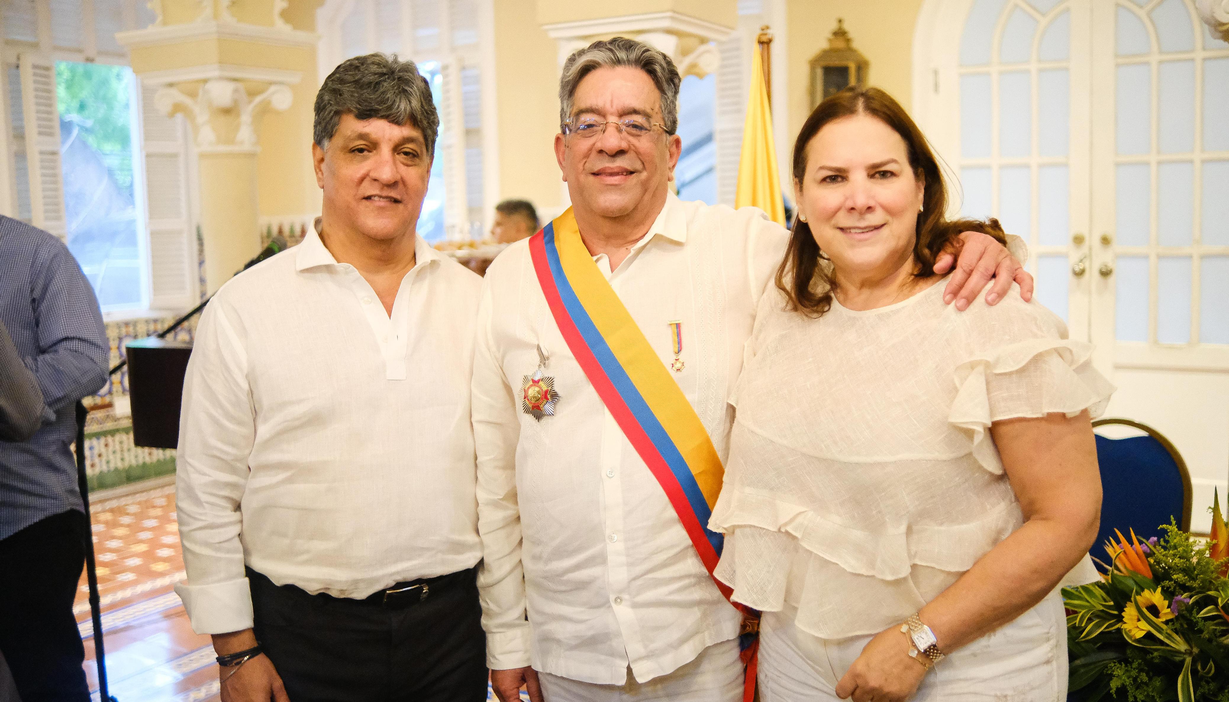 El congresista Dolcey Torres con su hermano Camilo y cuñada Martha Villalba.
