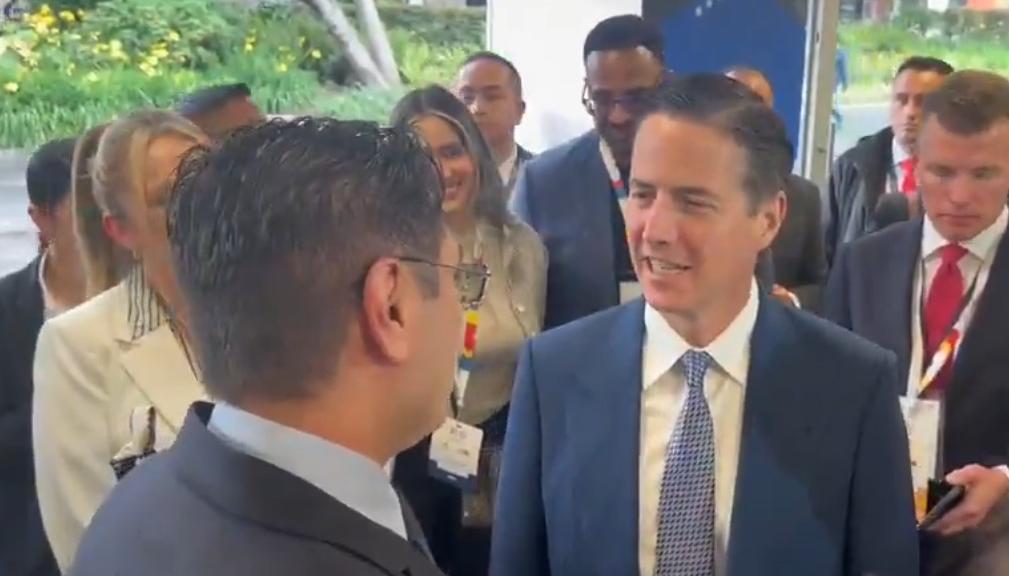 El magistrado Cristian Quiroz recibiendo al senador Bernie Moreno, observador internacional.