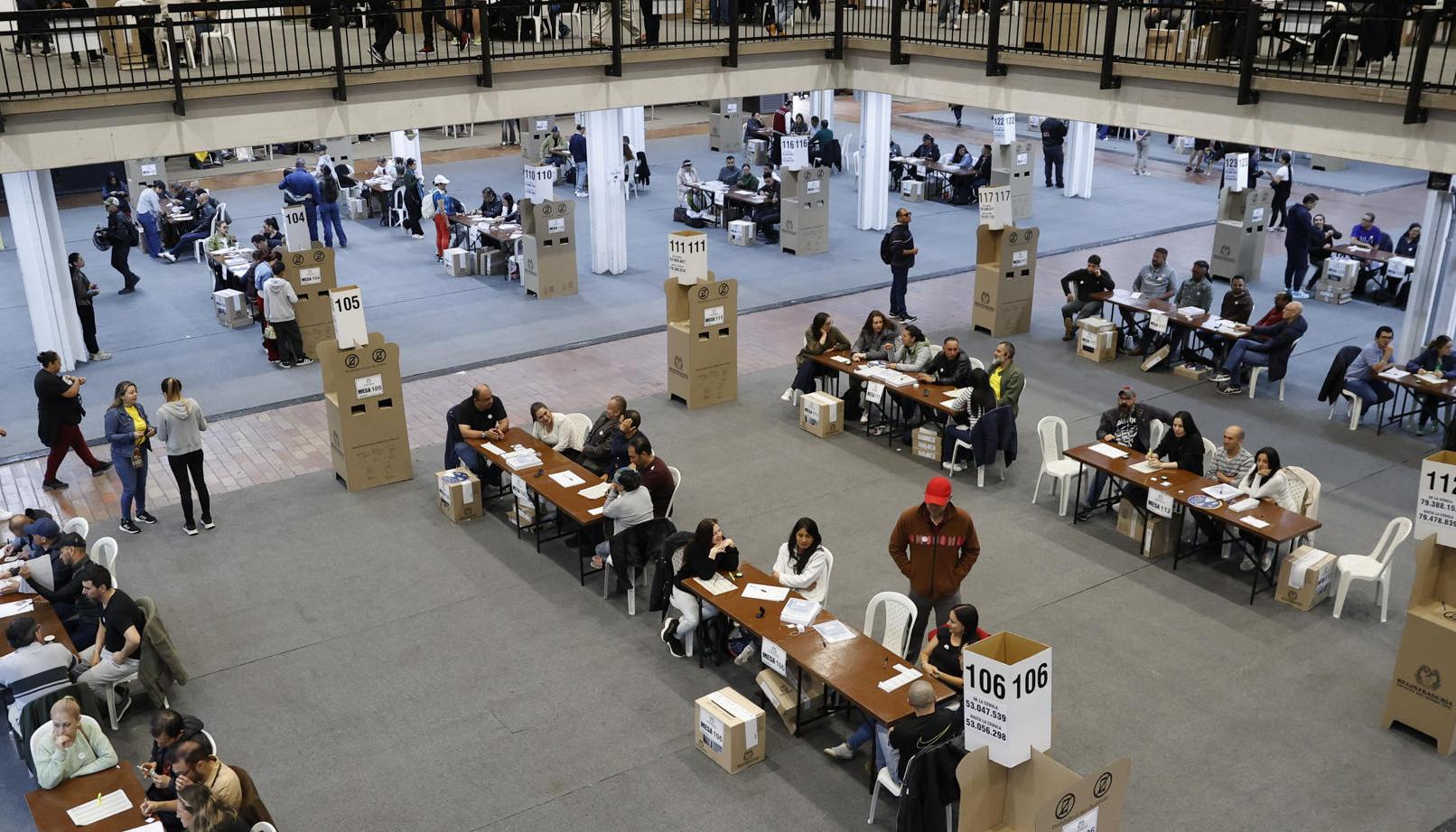 Personas votan durante la jornada electoral de este domingo en Bogotá.