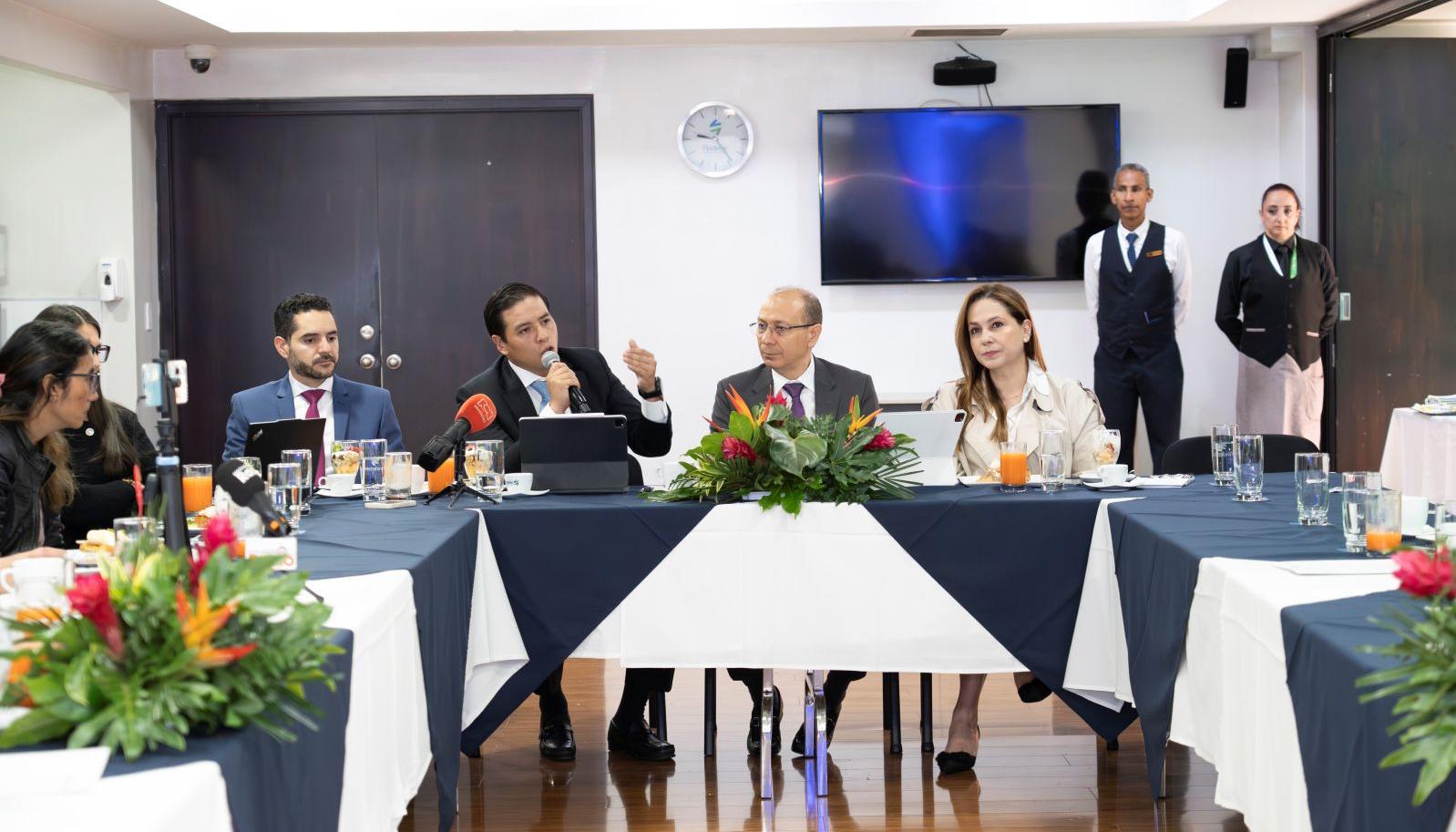 El presidente de Findeter, Carlos Alberto Saad Llinás, presentando el balance de la entidad. 