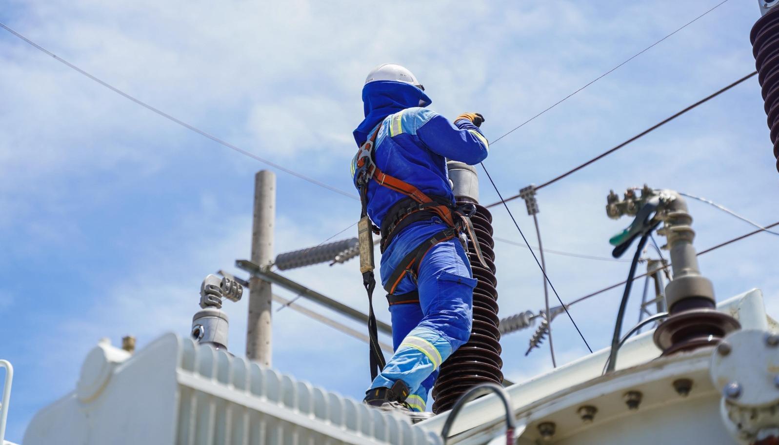 Operario de Air-e en labores de redes eléctricas. 