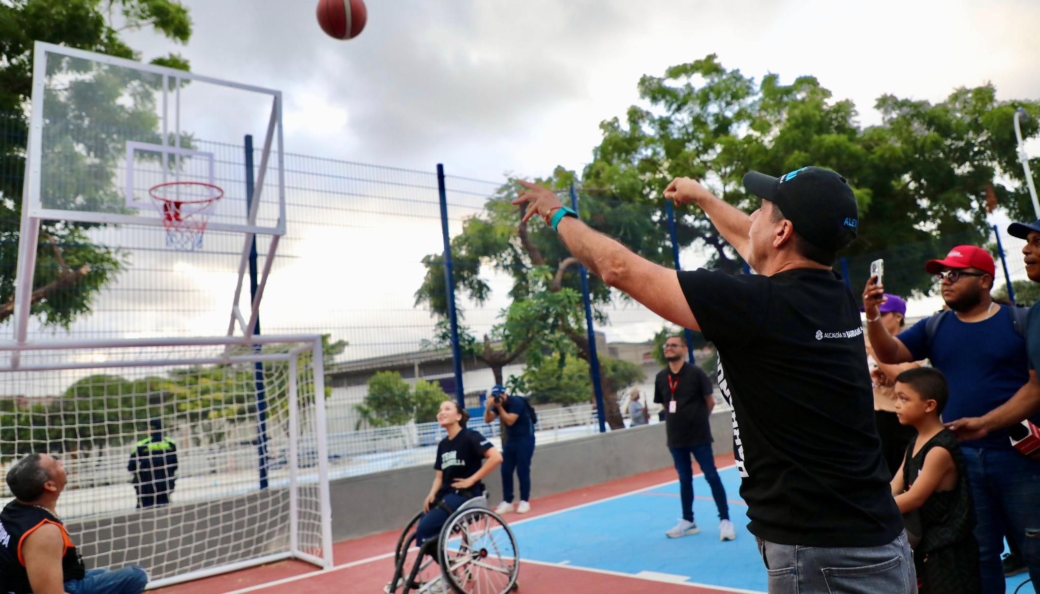 El alcalde Alejandro Char entregando obra de recuperación de un parque en Barranquilla. 