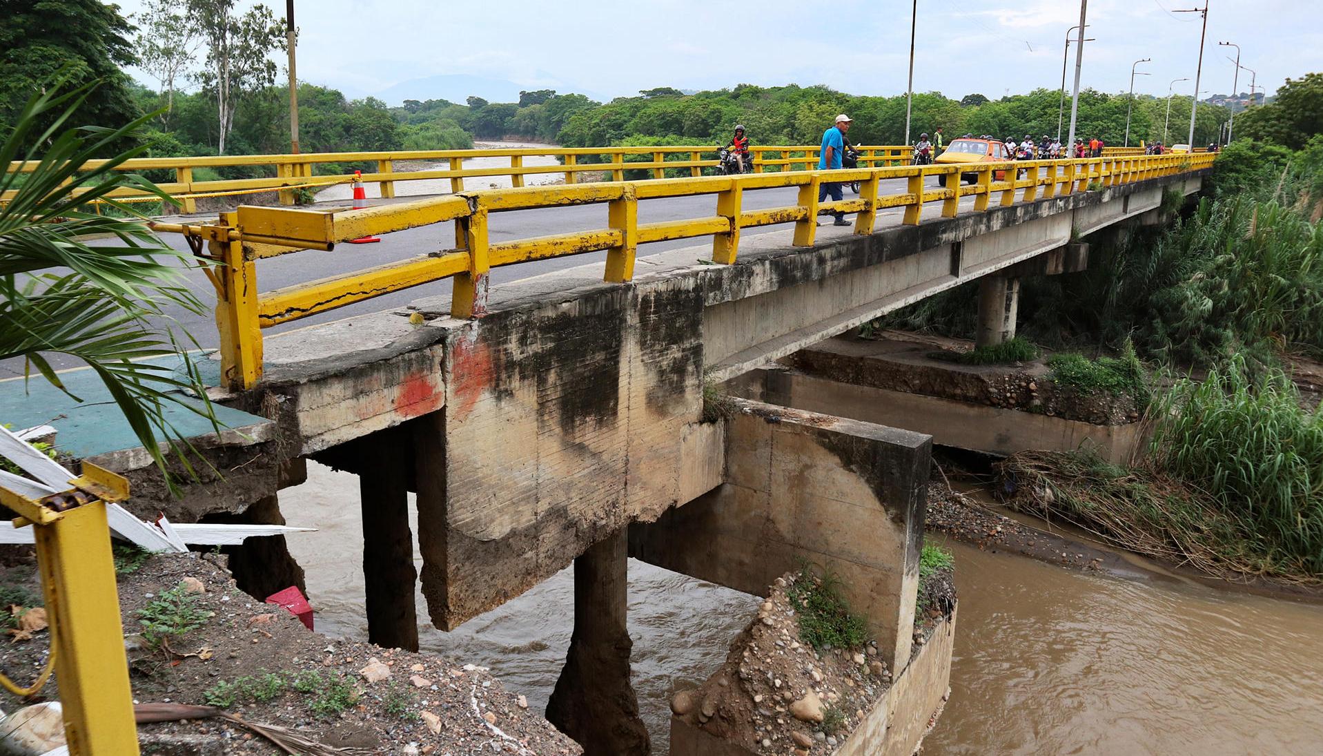 Así se encuentra el puente que presenta grave fallas estructurales. 