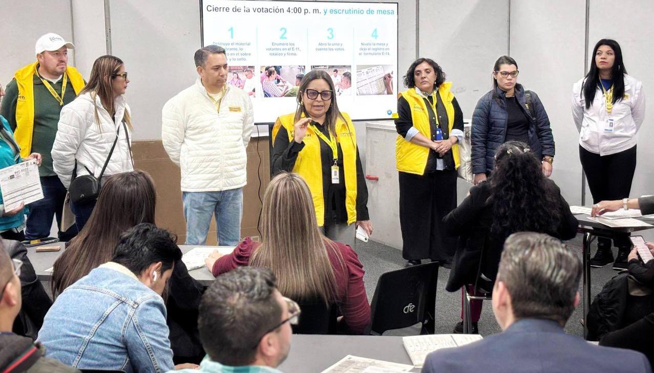 Funcionarios de la Procuraduría haciendo vigilancia.