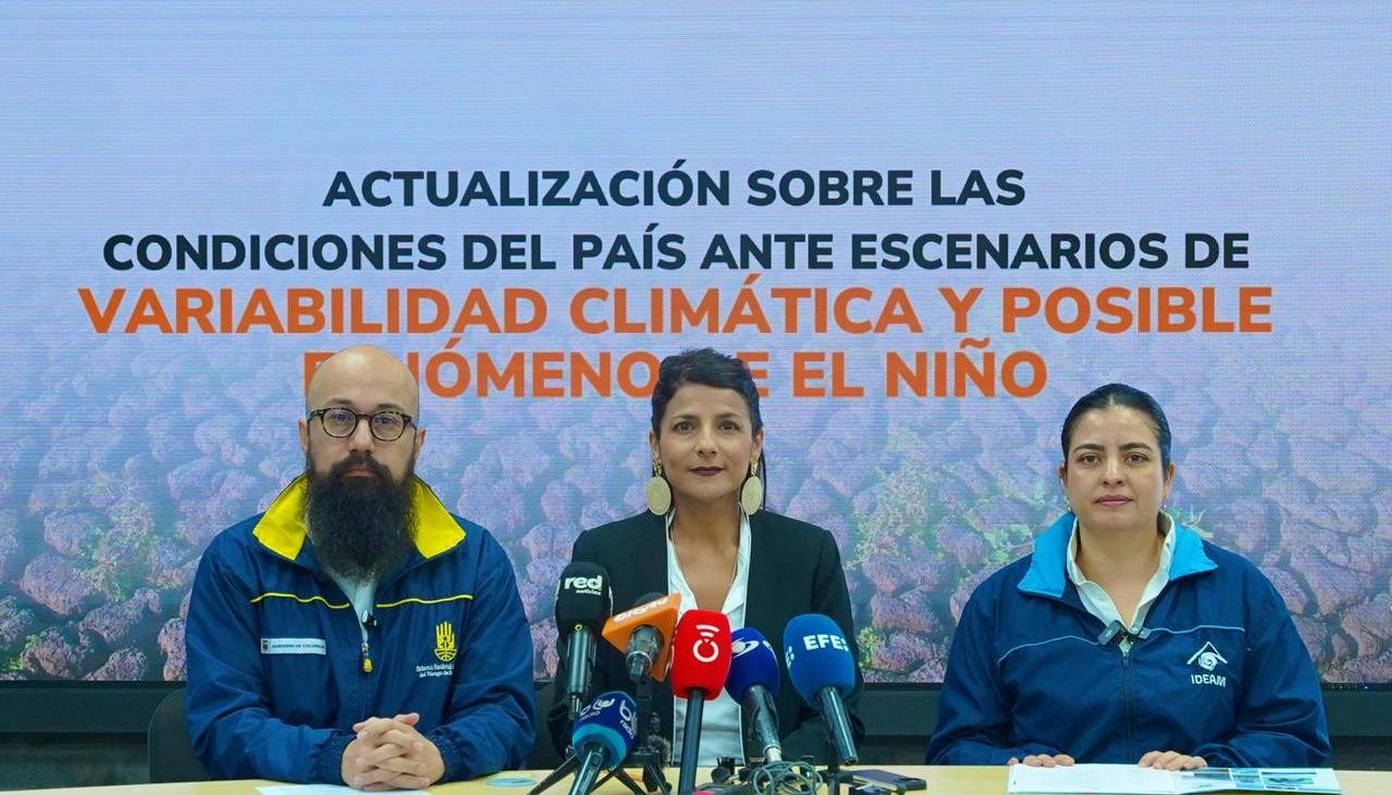 Carlos Carrillo, director UNGRD;  Irene Vélez Torres, ministra de Ambiente; y Ghisliane Echeverry Prieto, directora del Ideam. 