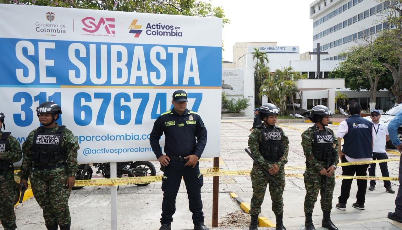 Proceso de desalojo en la sede de la iglesia Vida Abundante este jueves en el norte de Barranquilla. 