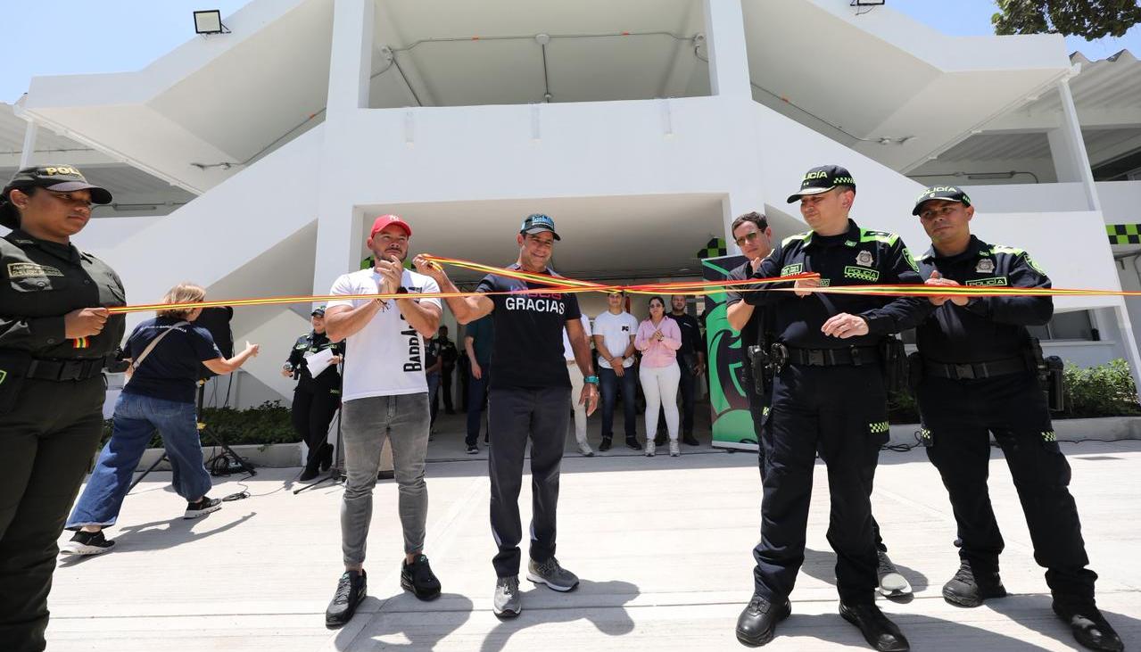 Momento de la inauguración de la renovación de la Escuela Antonio Nariño calle 17. 
