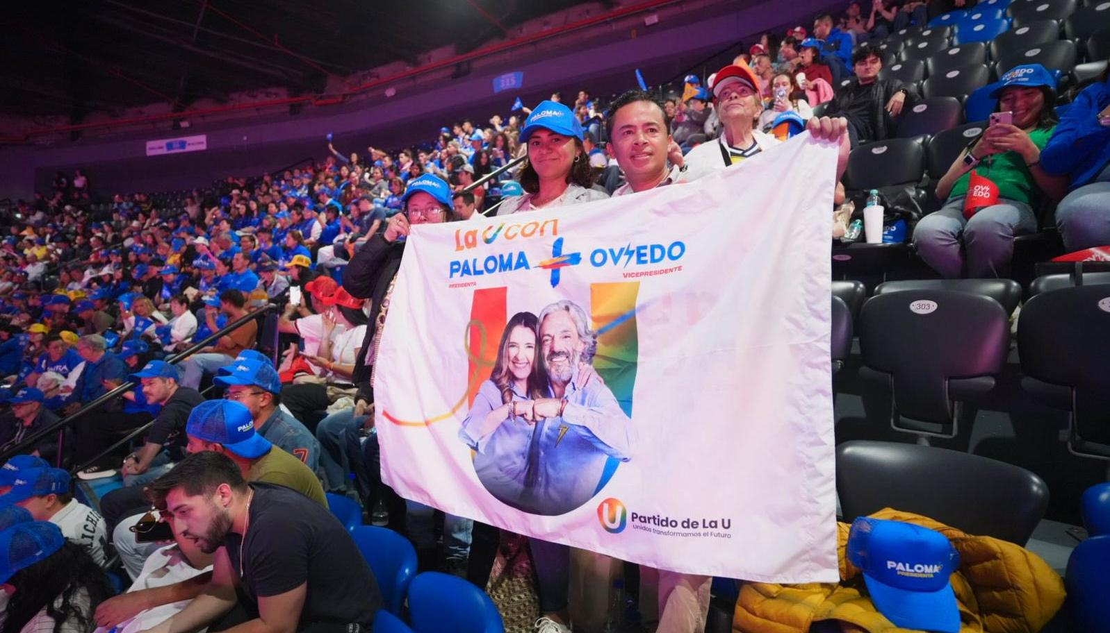 Integrantes de La U con distintivos de la campaña de Paloma Valencia.
