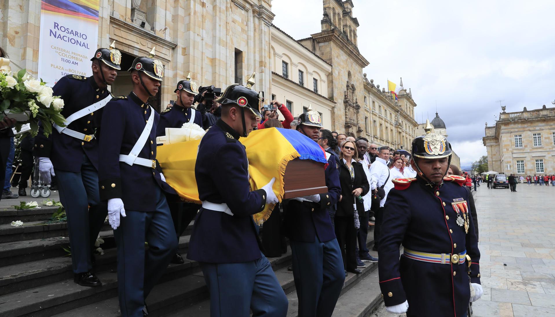 Integrantes del Batallón de la Guardia Presidencia con el féretro.