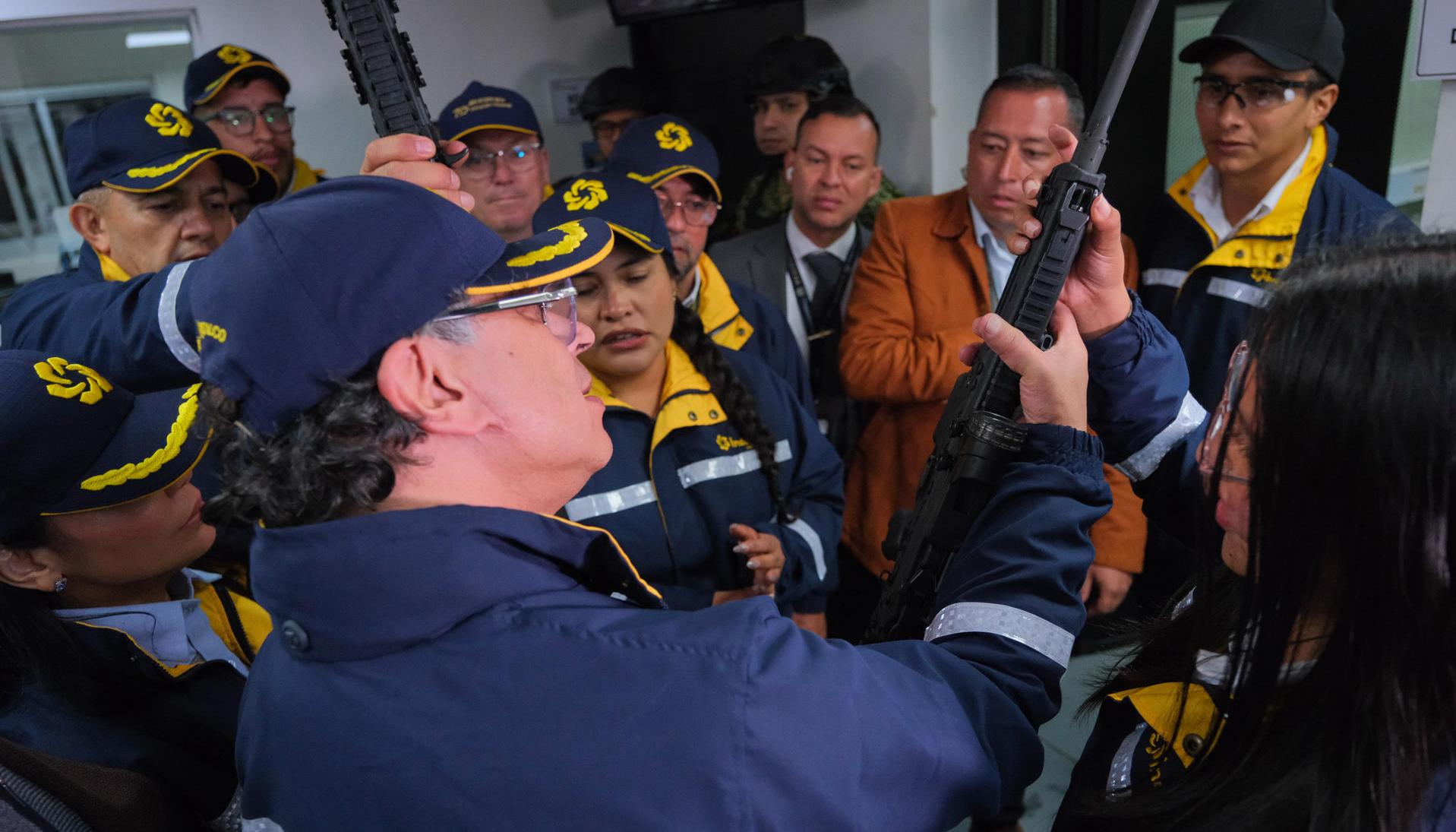 Fusiles Jaguar presentados por el Presidente Gustavo Petro. 