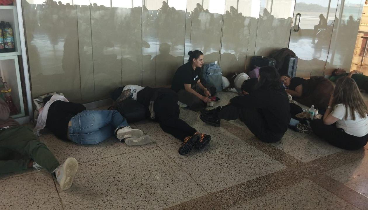Los pasajeros del avión esperando en el aeropuerto de Caracas. 