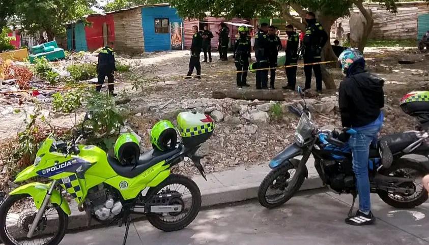 La Policía acordonó el área del hallazgo del cuerpo. 
