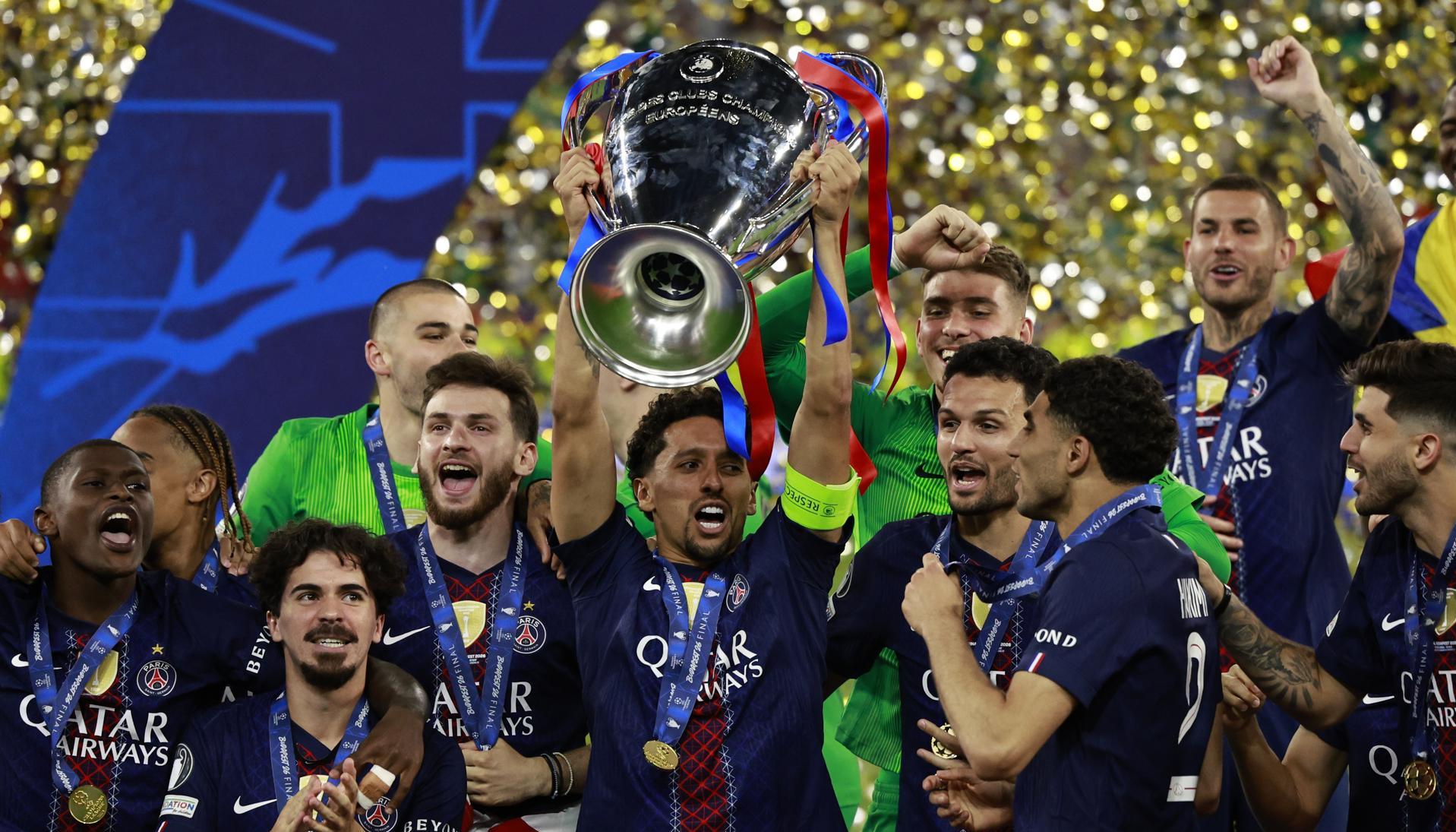 Marquinhos con el trofeo de la Liga de Campeones.