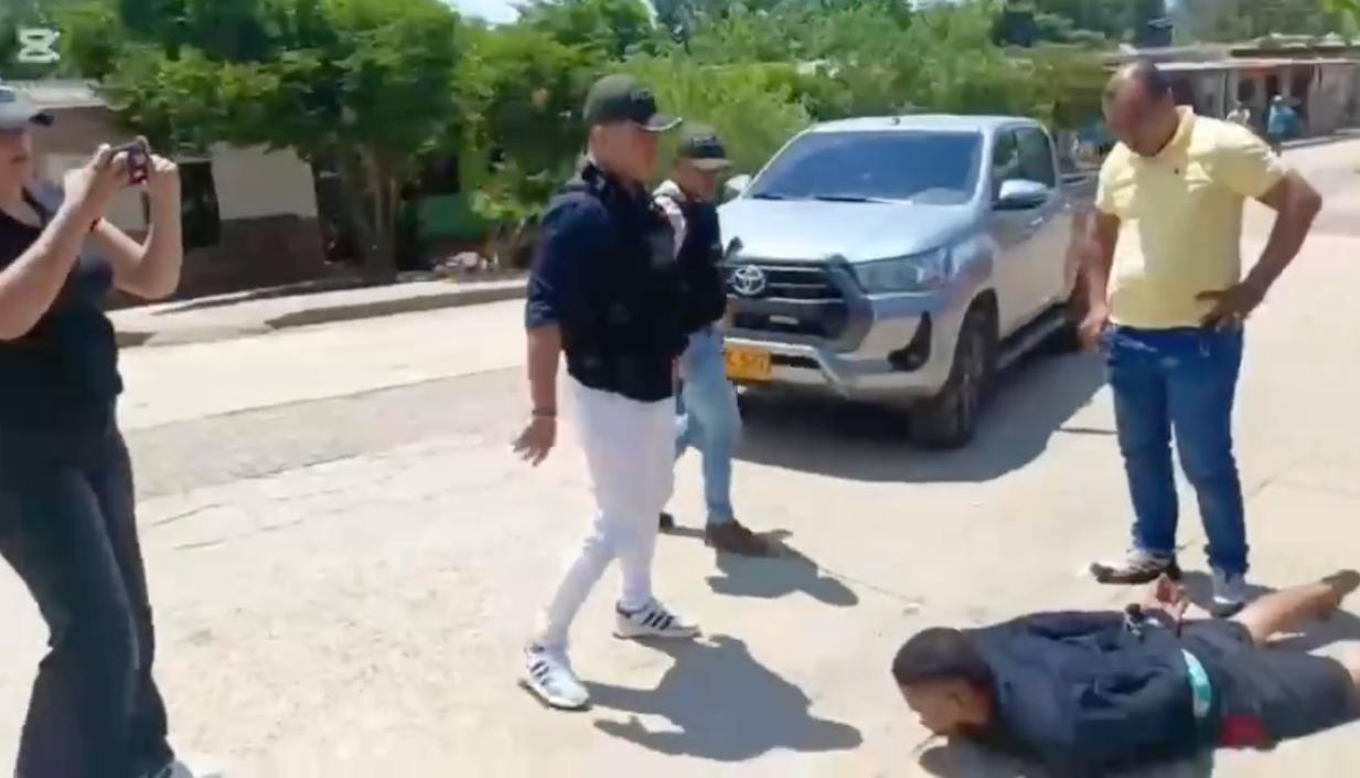 Momento en que el hombre fue capturado por el Gaula de la Policía. 