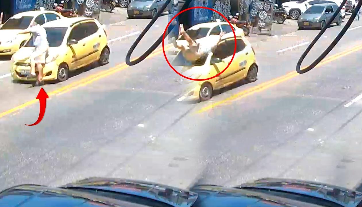 Momento en que el taxi embistió al hombre de la tercera edad. 