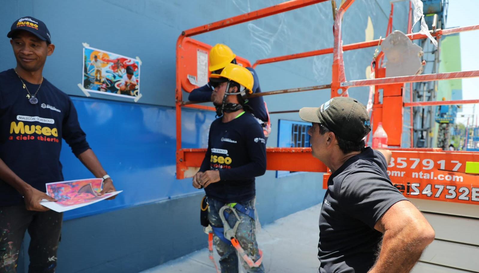 El alcalde Char visitó a los artistas trabajando en el Malecón de Rebolo. 