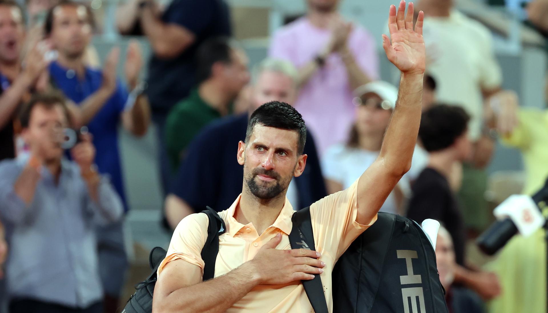 Novak Djokovic despidiéndose. 