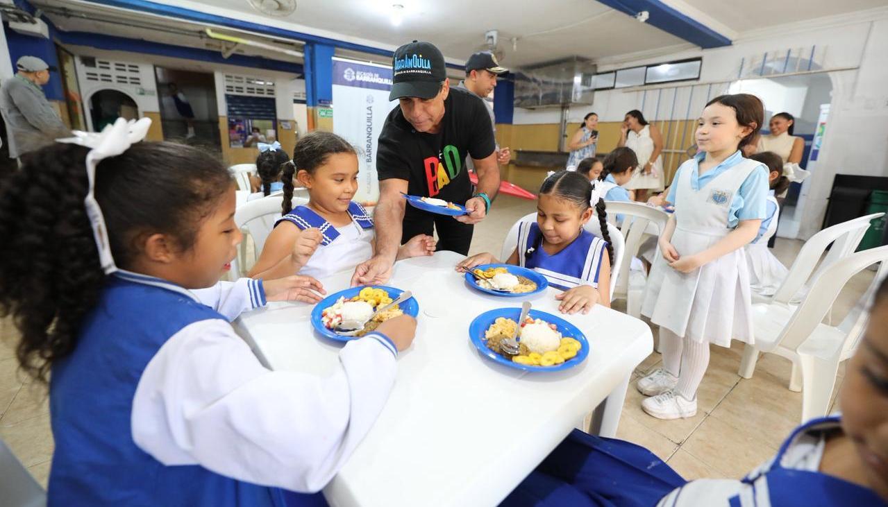 Alcalde Alejandro Char entrega alimentos a estudiantes. 