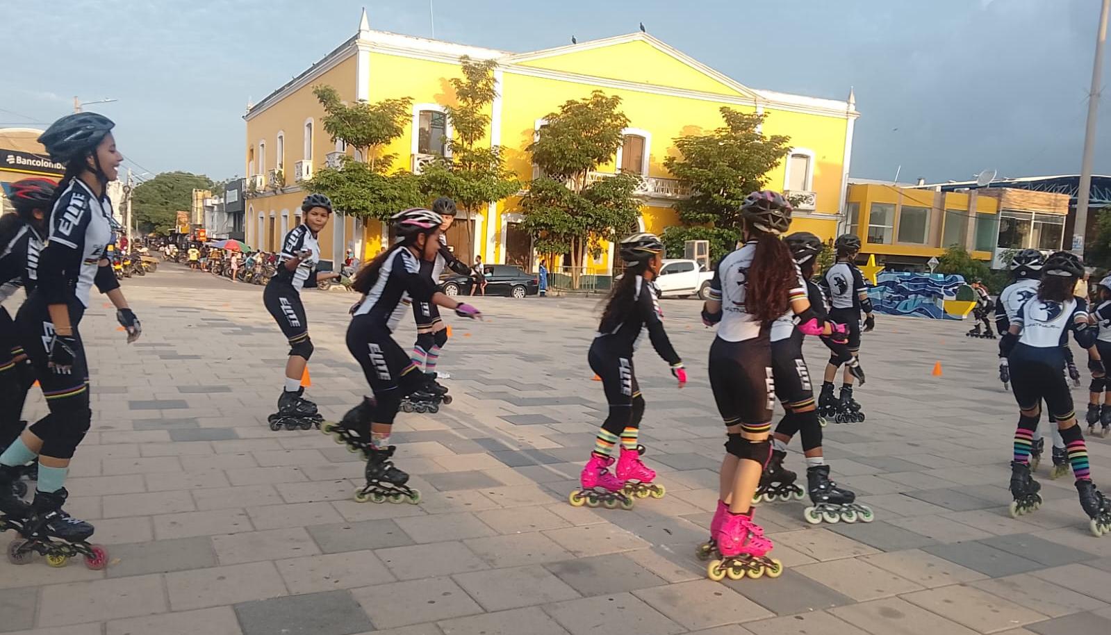 Patinadoras practican en la plaza del municipio.