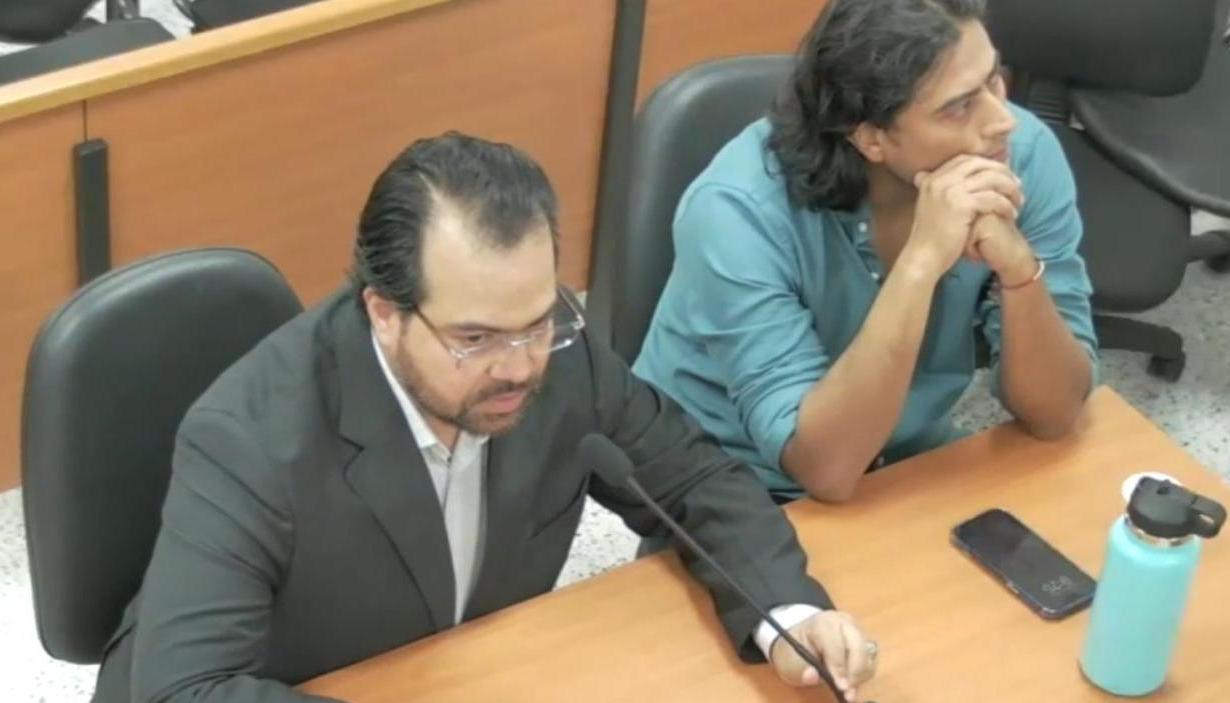 El abogado Alejandro Carranza y su cliente Nicolás Petro Burgos en un audiencia anterior. 