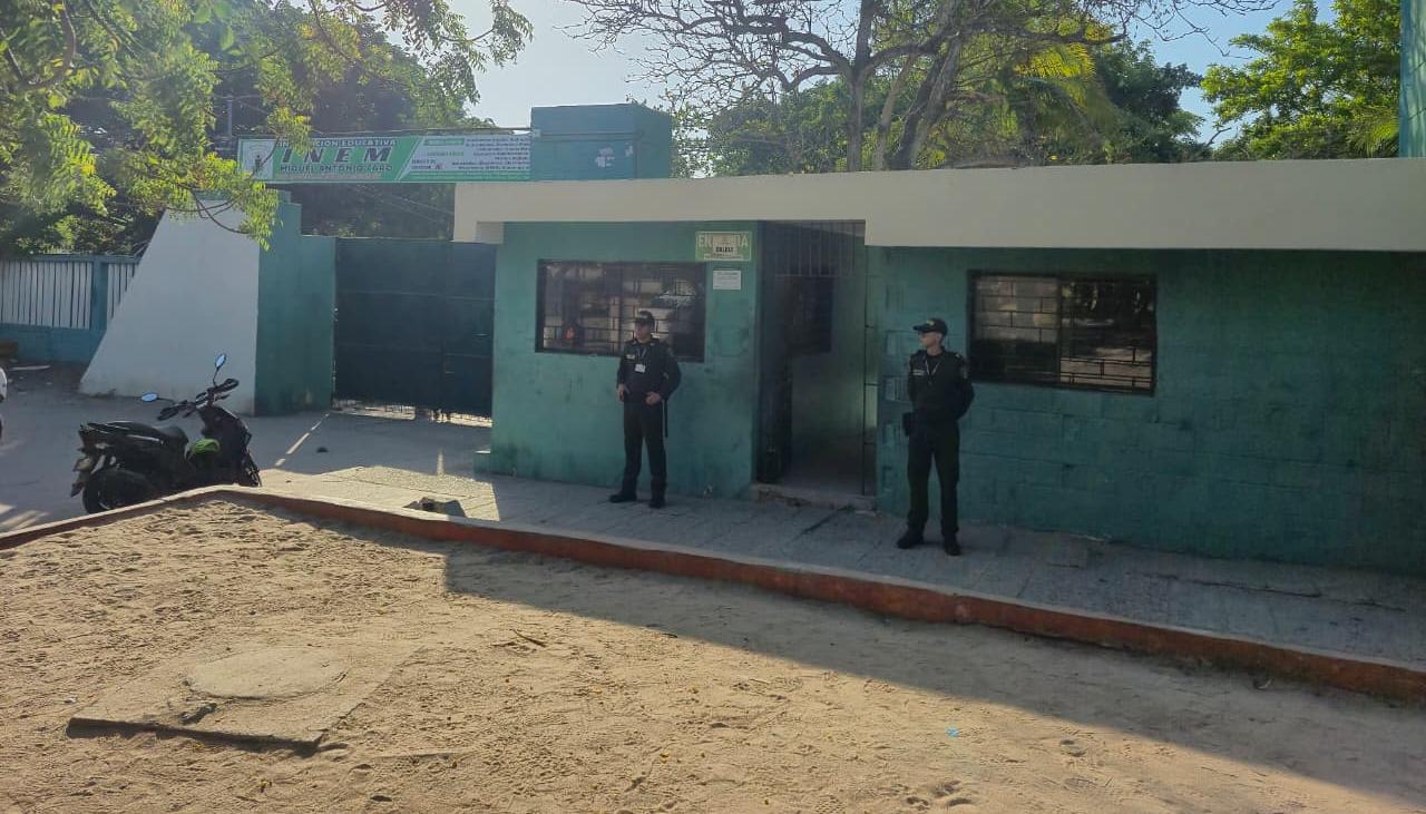 La Policía hace presencia en los colegios.