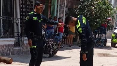 La Policía en el lugar donde quedó el cuerpo de la víctima. 