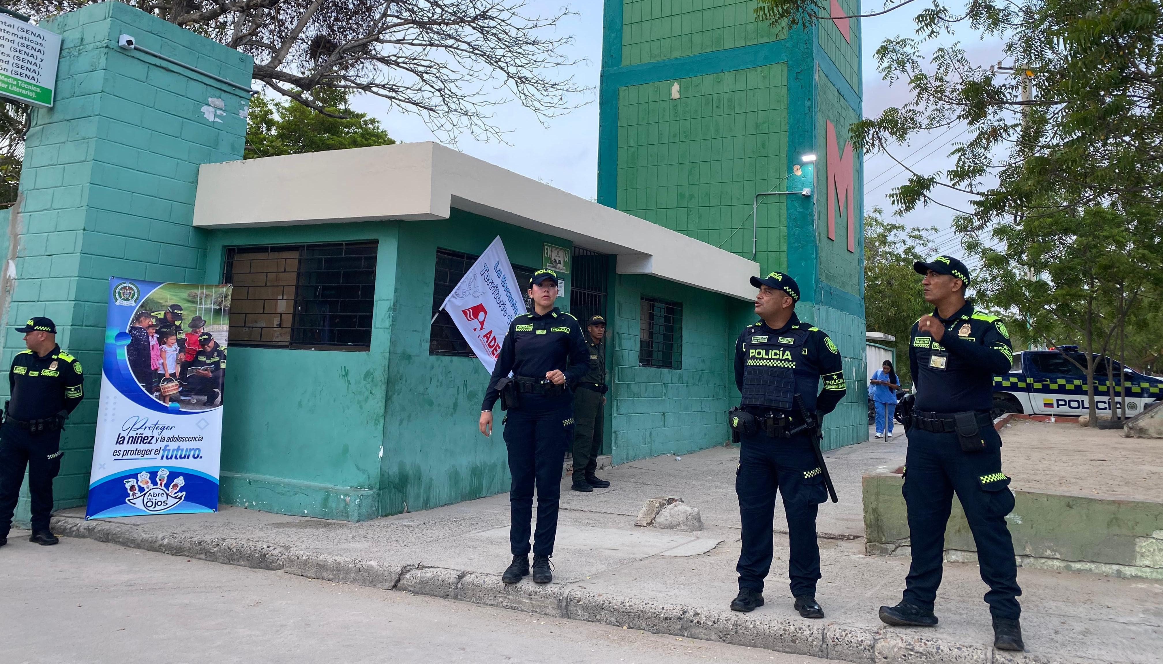 Policías realizando operativos de control en la entrada de colegios de Soledad. 