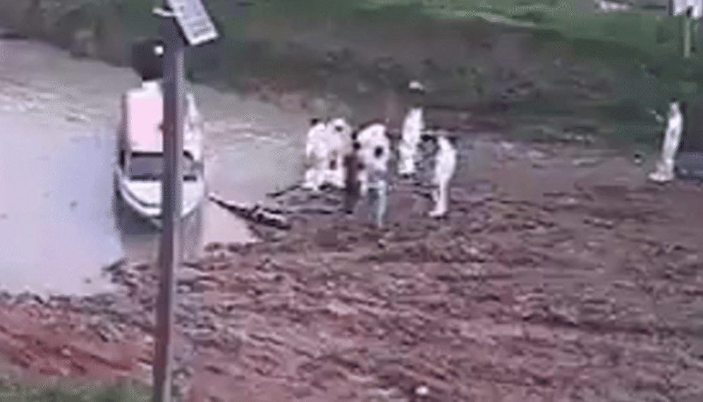 Levantamiento de los cuerpos en zona de combates entre disidencias de las FARC.