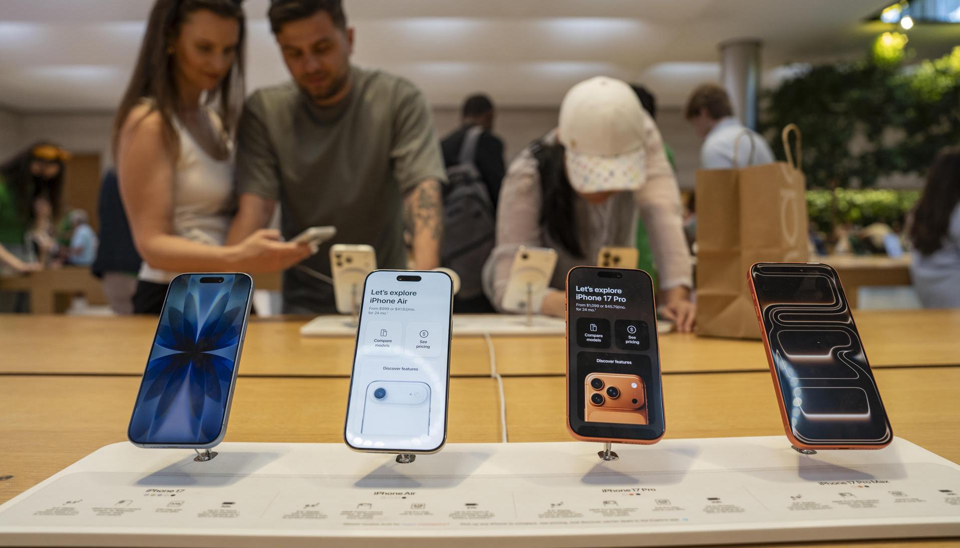 Productos en la tienda Apple de la 5 Avenida este lunes, en Nueva York (EE.UU).