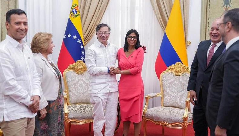 El Presidente Gustavo Petro y Delcy Rodríguez, presidenta (e) de Venezuela. 