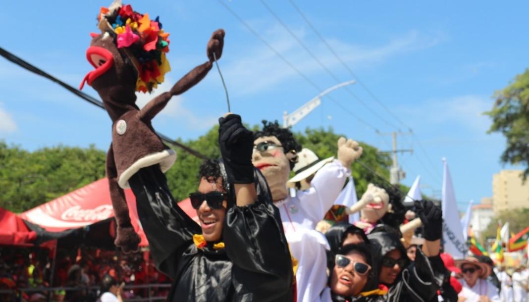 El documental 'Con la mano arriba' está inspirado en la comparsa de títeres del colectivo Baúl polisémico. 